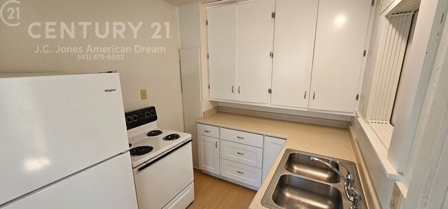 Building Photo - Charming Home Close to Downtown Grants Pass