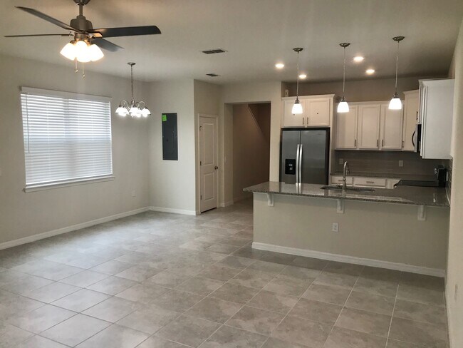 Building Photo - Energy Efficient 3/3 Townhome w/ 2 Car Gar...