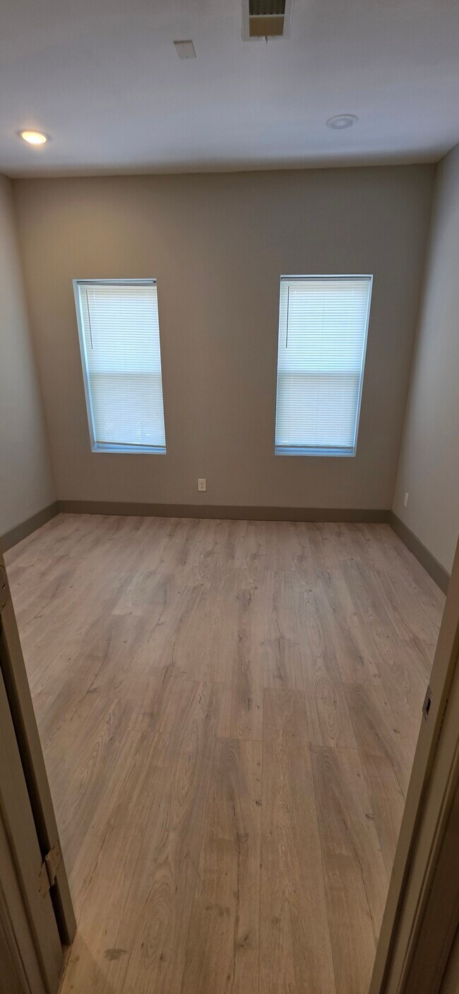 Building Photo - 533 N Belnord Ave