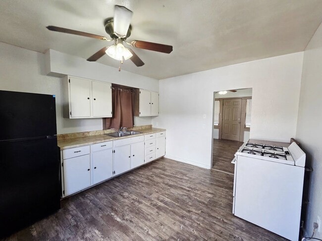 Building Photo - 1001 S Main St