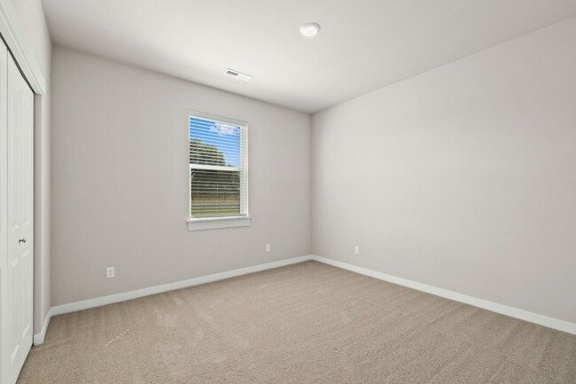 Building Photo - 4 Bedroom Home with Spacious Fully Fenced ...