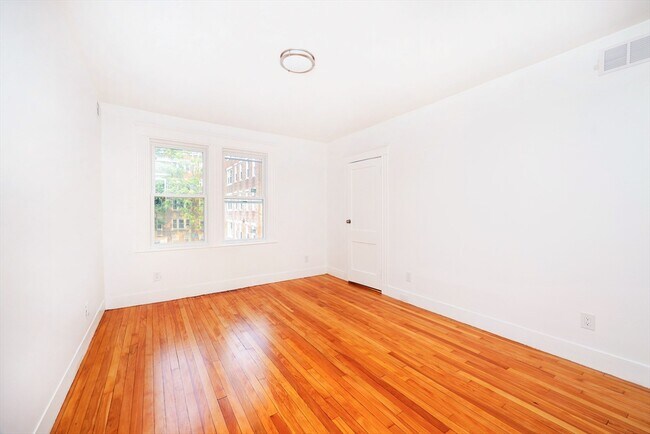 Building Photo - 5 Chauncy St