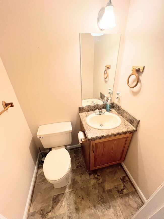 Building Photo - 3 Bedroom Townhome in Forest