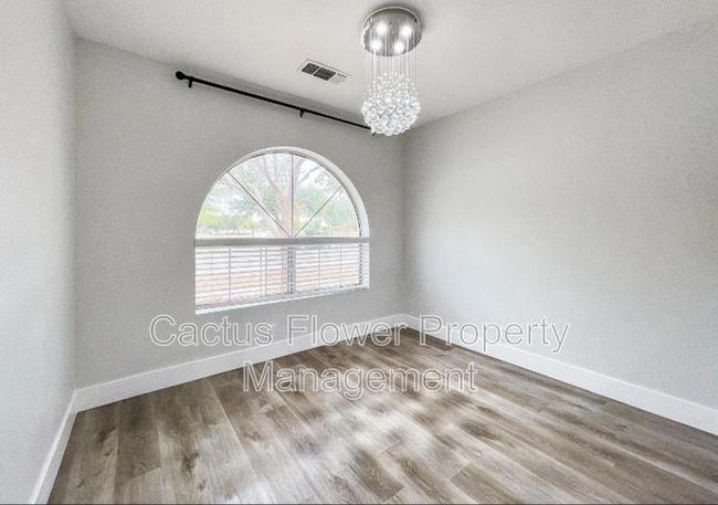 Building Photo - 691 W Fairview St