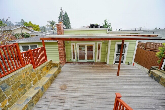 Building Photo - Available Now! 3 Bedroom San Rafael House