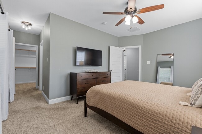 Building Photo - 607 S Alamo St