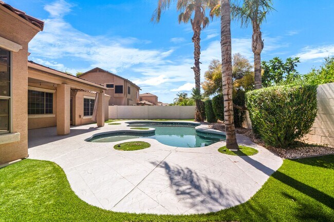 Building Photo - Gorgeous Everything you Need 4Bedroom plus Den Chandler Home!