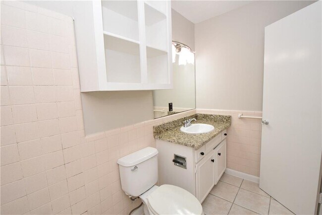 Building Photo - 2404 Longview St