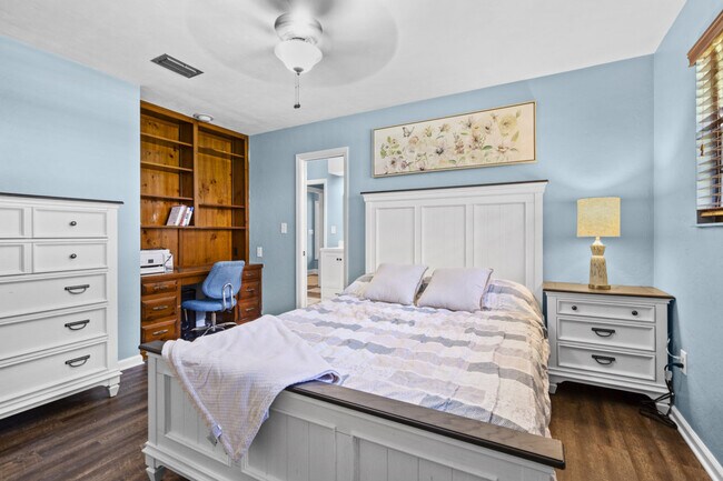 Building Photo - 5922 NW 57th Way