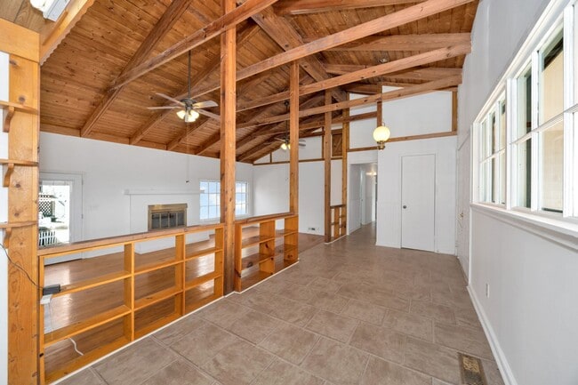 Building Photo - Spacious & Charming in Scottsboro!