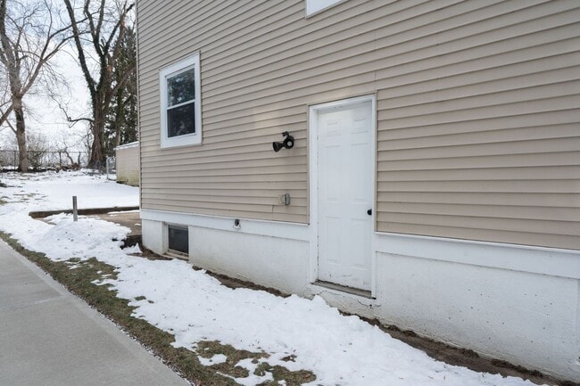 Building Photo - Madisonville- Charming 3+ bedroom 1.5 Bath, 1 car detached