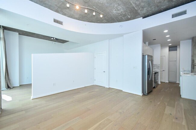 Building Photo - 5925 Almeda Rd