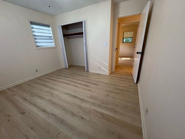 Building Photo - Welcome to this charming 3-bedroom, 2-bath...