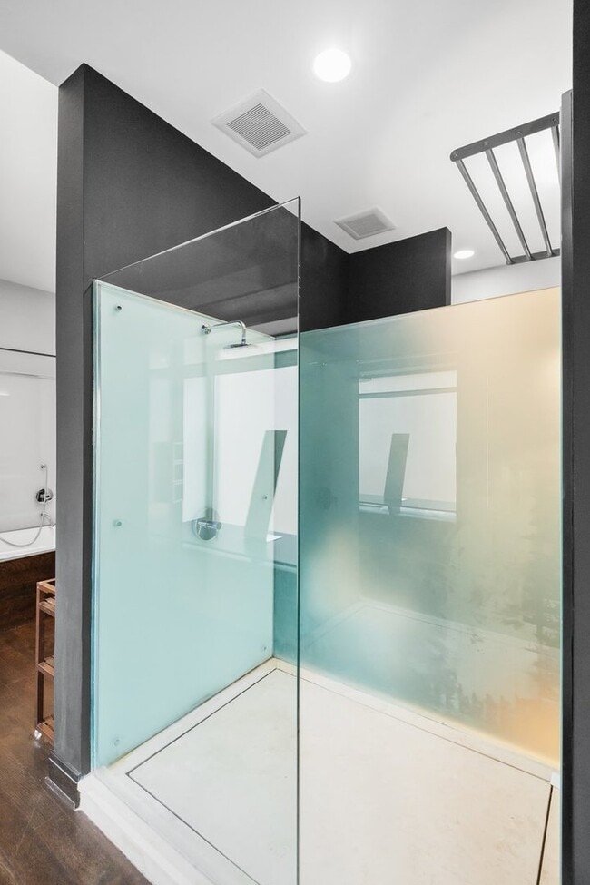 Building Photo - 44 E Cedar St