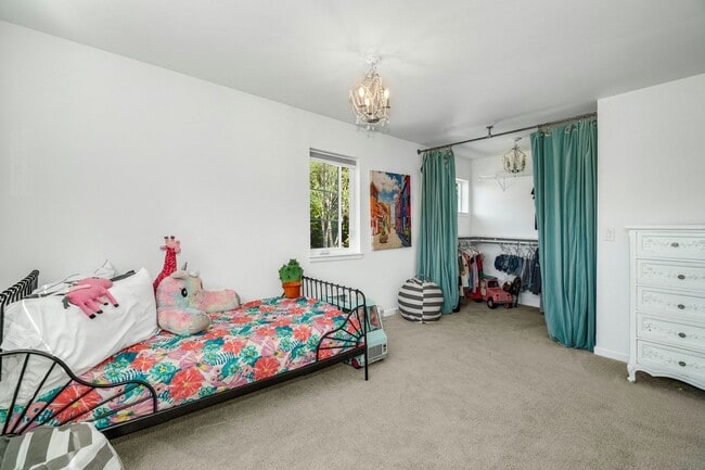 Building Photo - Woodinville Estate's Cozy Home