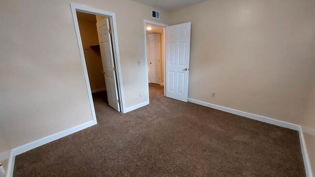 Building Photo - 66 E Norwich Ave