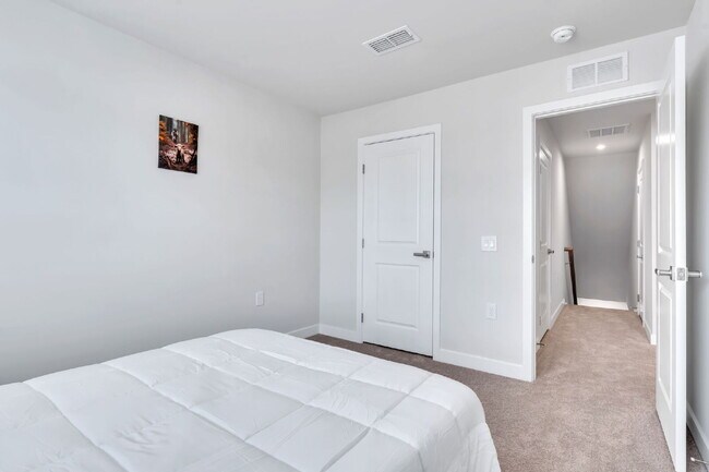 Building Photo - Modern Comfort: 3 Bed, 2.5 Bath Townhome + Primary on Main $2,050/mo rent