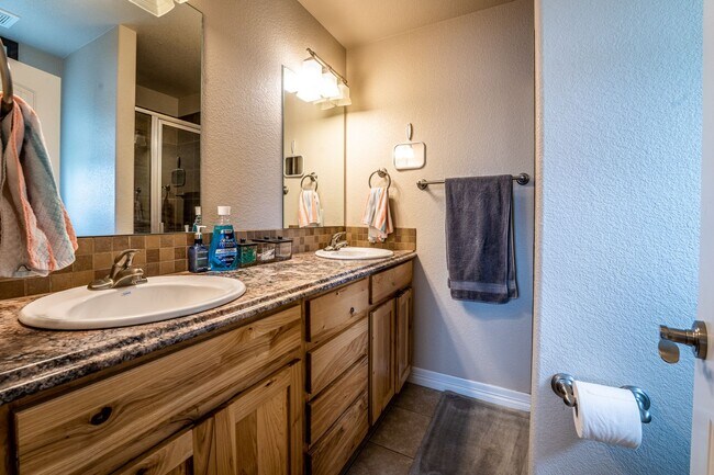 Building Photo - Beautiful 3 Bedroom, 2 Bathroom Ranch – Available Early April!