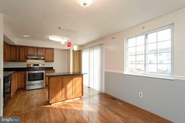 Building Photo - 5241 Pleasure Cove Court
