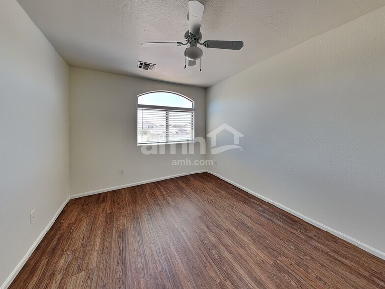 Building Photo - 446 E Kelsi Ave