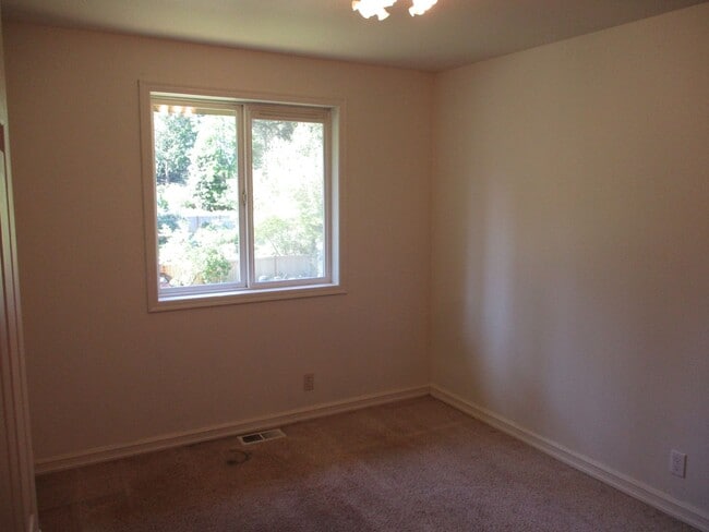Building Photo - Charming Rambler in Lake Minterwood with P...