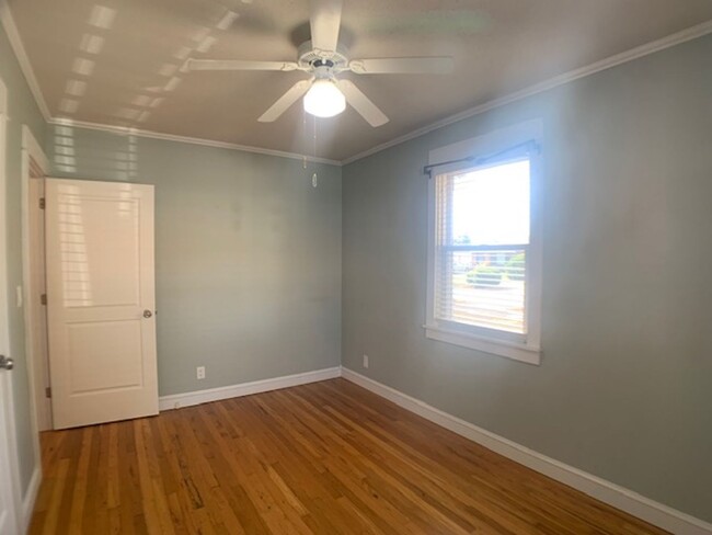 Building Photo - Super cute two-bedroom, two-bath single-fa...