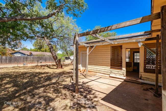 Building Photo - 1002 S San Jose Dr