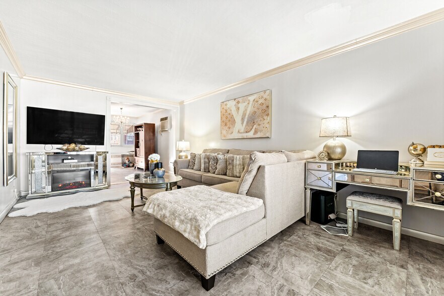 Building Photo - 1318 E 58th St