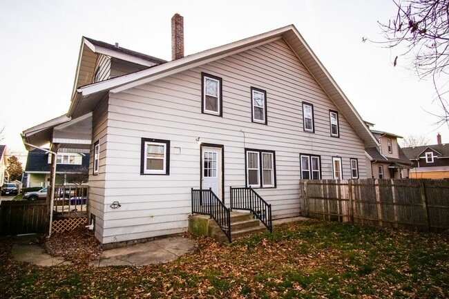 Building Photo - 3 Bedroom Spacious Kenosha Townhouse