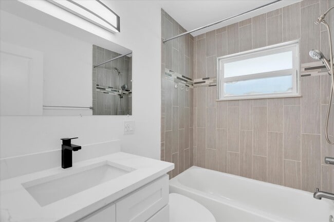 Building Photo - 8801 Sunlit Cove Dr NE