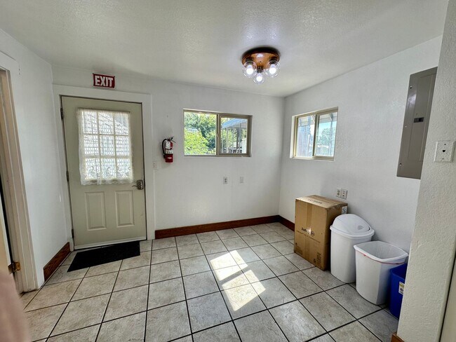 Building Photo - Remodeled Downtown Ellensburg Home