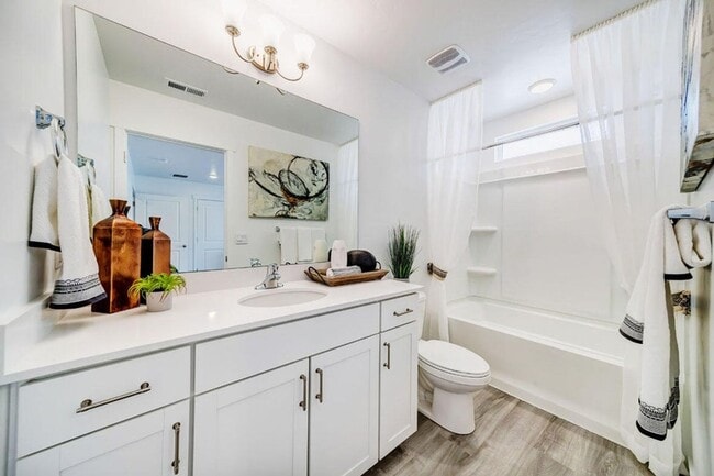 Building Photo - Like new Long Valley Townhome!