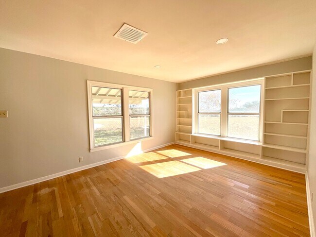 Building Photo - **APPLICATION RECEIVED**  Charming Home on 2 Acres Outside Burnet – Wood Floors, Bonus Room & Ani...