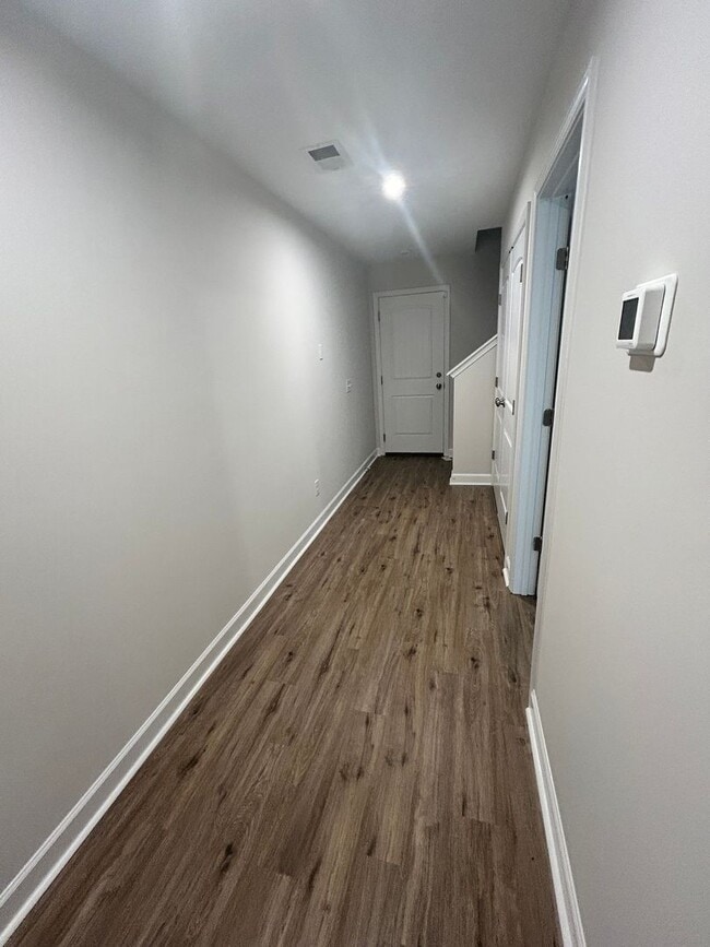 Building Photo - Three Bedroom Three Bath Home