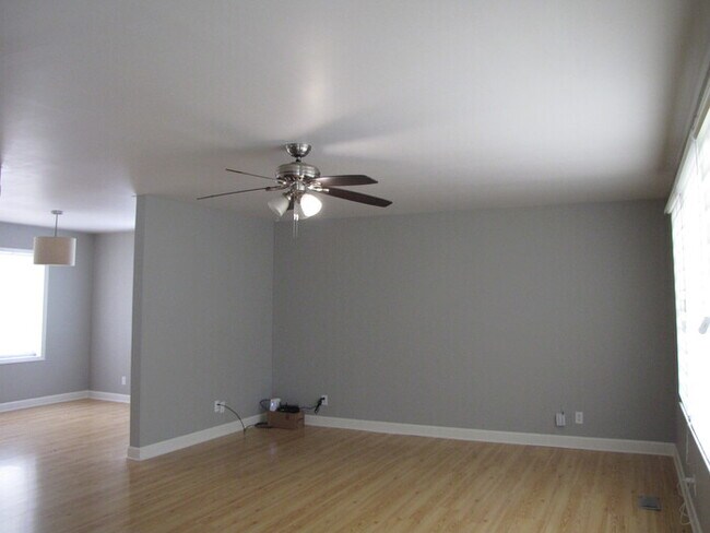 Building Photo - 513 Chivalry Dr