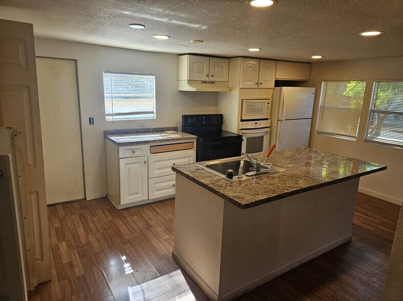 Building Photo - 13530 SW 7th Pl