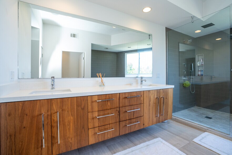 Building Photo - 3865 Buena Park Dr
