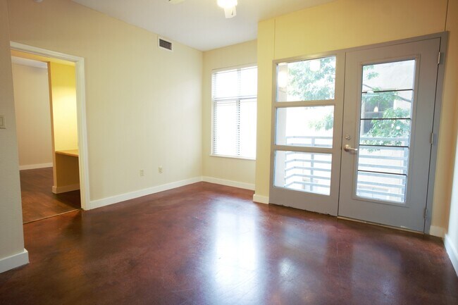 Building Photo - UT WEST CAMPUS - PRELEASE 8/15/2024 2 bed 2 bath