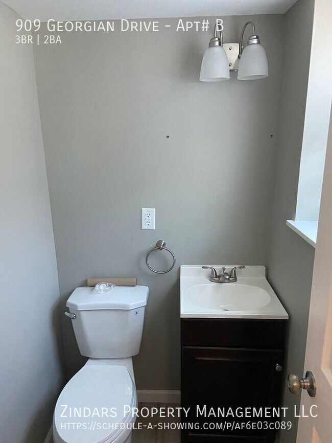 Building Photo - 909 Georgian Dr