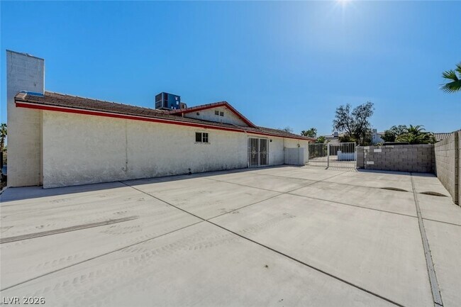 Building Photo - 6760 W Oakey Blvd