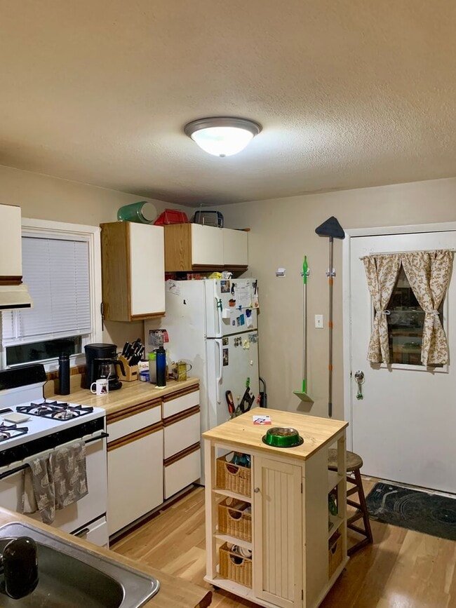 Building Photo - 714 S State St