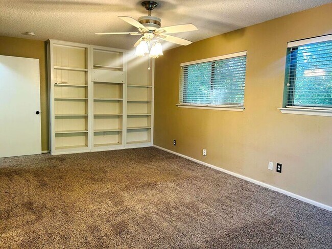 Building Photo - 613 W Redbud Dr