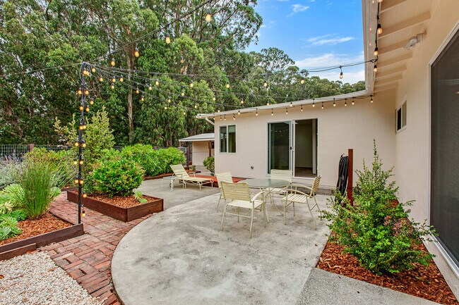 Building Photo - 1163 Crespi Dr