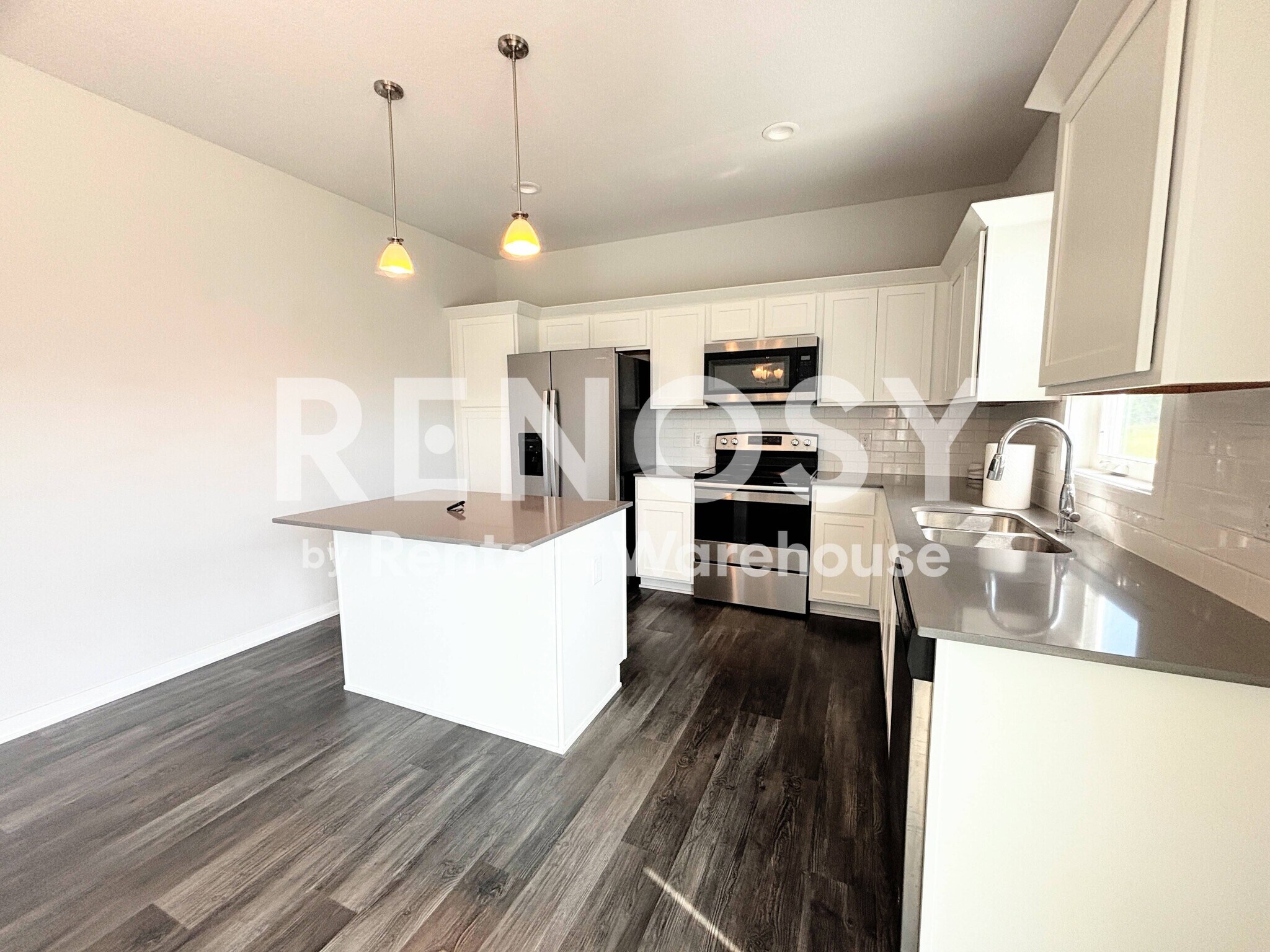 Building Photo - 16620 Oakwood Dr