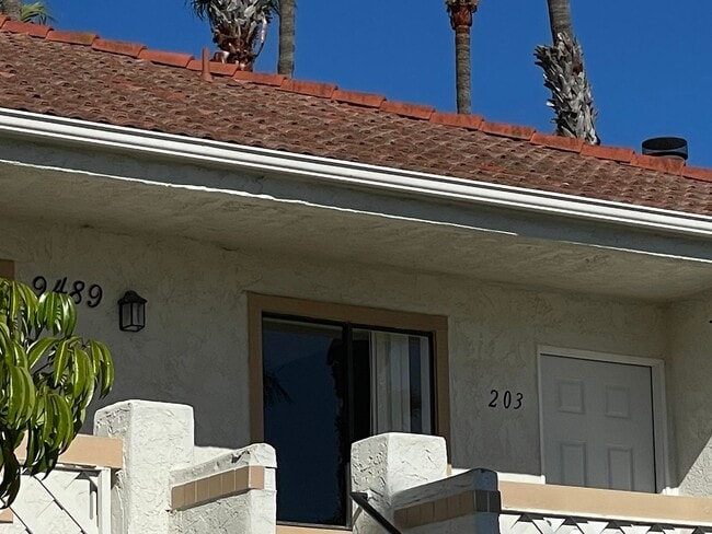 Building Photo - Stylish 3-Bedroom Retreat in the Highly De...