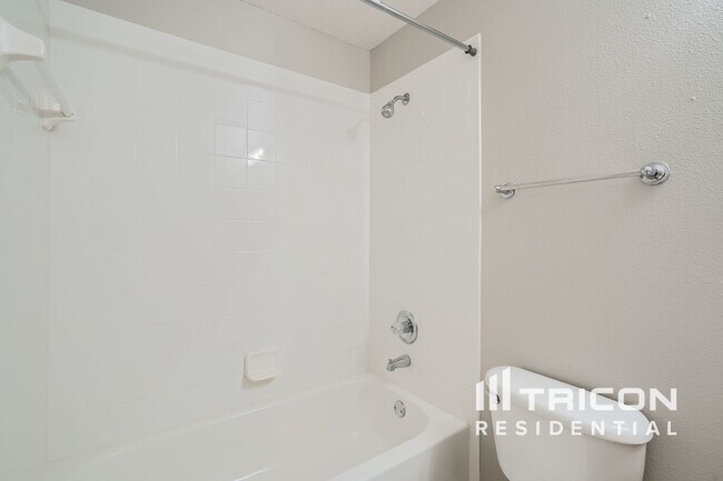 Building Photo - 2964 Hickory Grove Dr