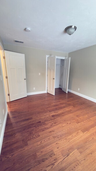 Building Photo - 22 W Shore Park Rd