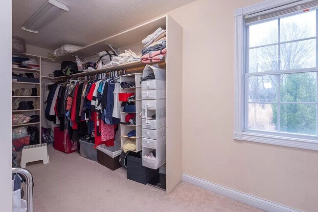 Building Photo - Bright, Spacious Home with Tons of Charm and Comfort
