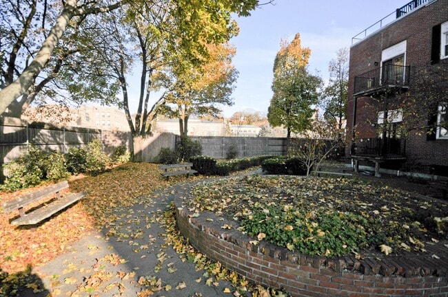 Courtyard - 112 Franklin St