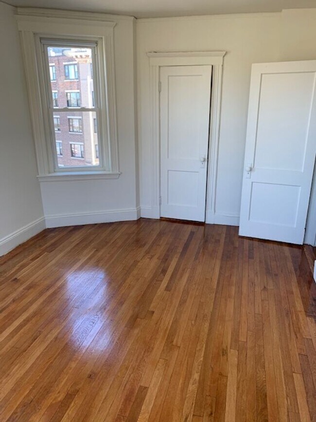 Building Photo - 9/1 No Fee! Spacious, modern 1BR in Fenway elevator building